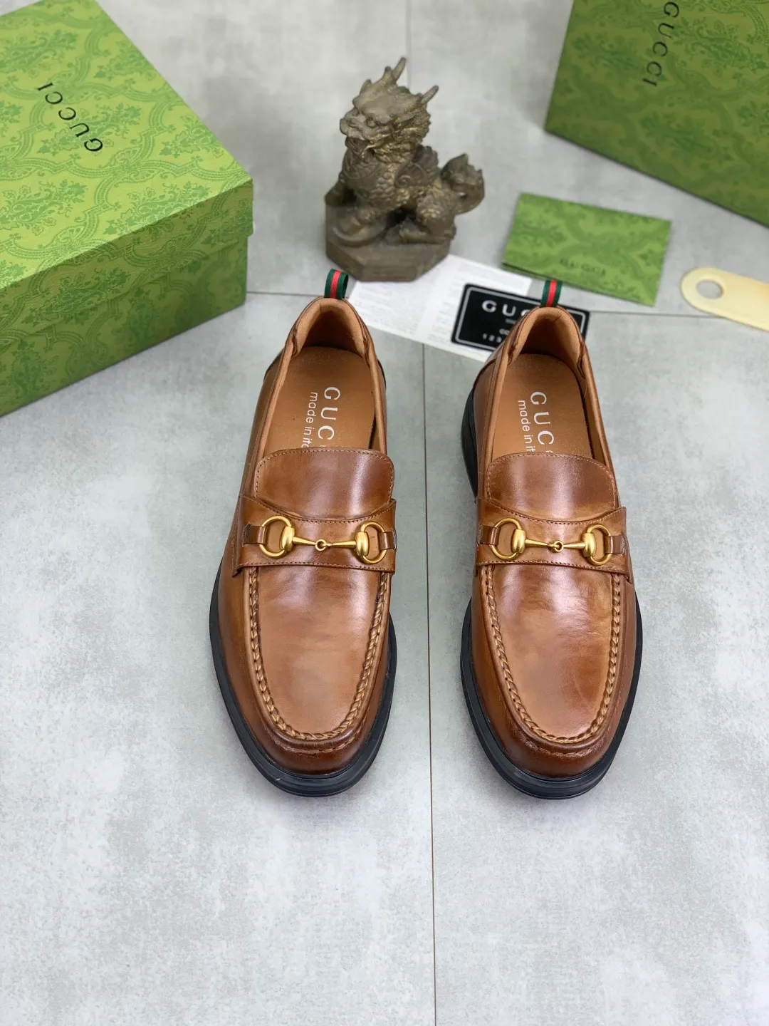 Men's shoes💰P500💰【New model, soft and comfortable Gucci classic business leather shoes hot selection (Gucci) official website latest Gucci 🎁 business leather shoes, hot style 💥 simple and elegant style, exclusive for trendy men. Unique official website latest brand original double G embossed element 👑Gucci Original decoration, fashionable and generous, made of original calfskin ✅ fully imported first-layer pigskin lining, official website designated wear-resistant, rubber business outsole, real-life photos of classic models at the counter 🎬38-44 (customized for 45) 3⃣️ colors available